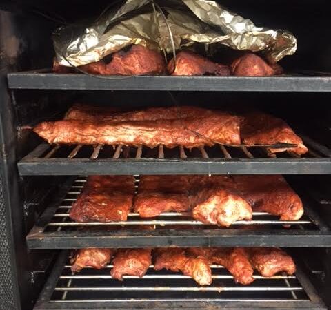 Smokey ribs op smoker