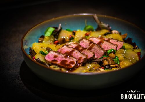 Canette filet recept met rode wijnsaus en wilde paddenstoelen | BBQuality