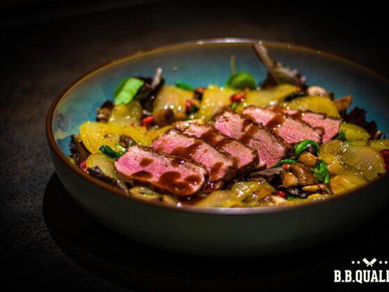 Canette filet recept met rode wijnsaus en wilde paddenstoelen | BBQuality