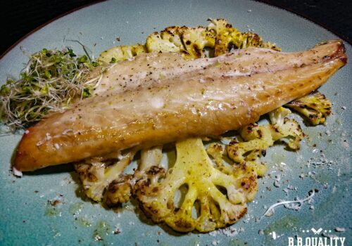 Zeebaarsfilet recept rookplank gegrilde bloemkool | BBQuality