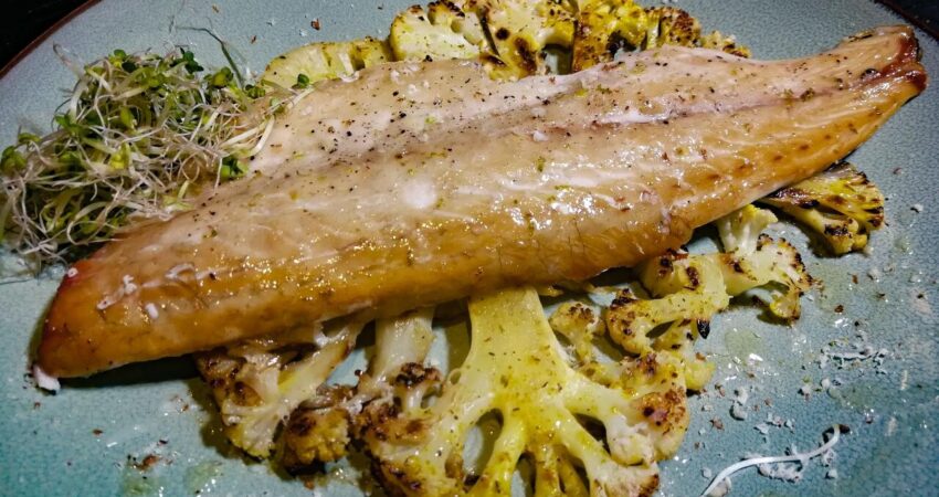 Zeebaarsfilet recept rookplank gegrilde bloemkool | BBQuality