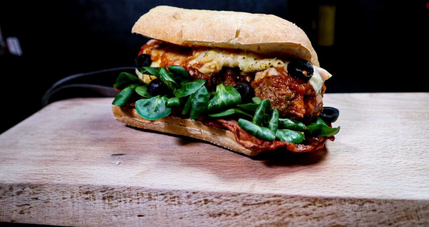 Italian meatball sub recept met crispy mortedella rundergehakt | BBQuality