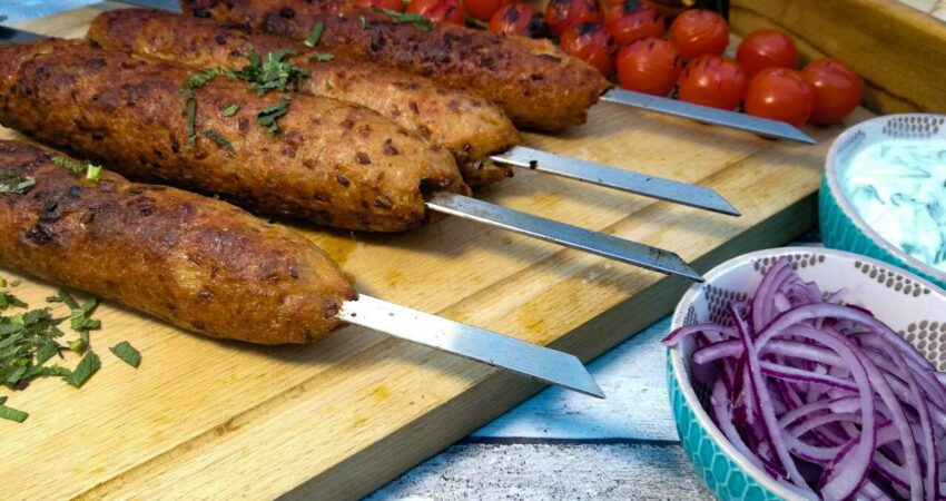 Kebabspies van kippengehakt met verse tzatziki recept | BBQuality