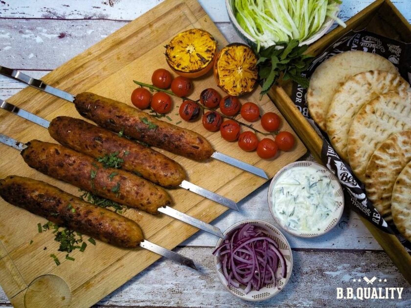 Kebabspies van kippengehakt met verse tzatziki recept | BBQuality