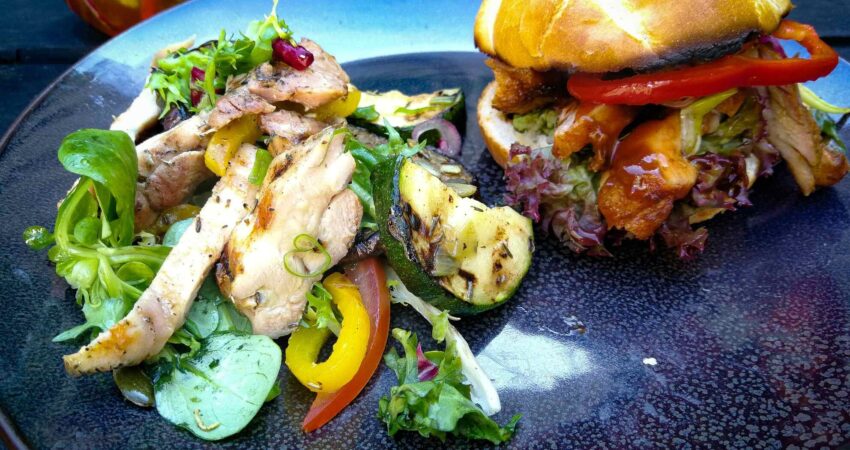 Broodje gegrild kipdijfilet recept met een Provençaalse salade | BBQuality