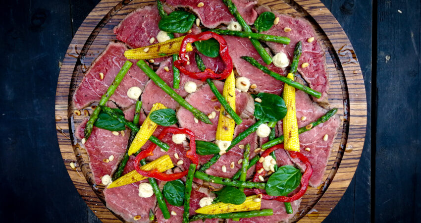 Achtermuis carpaccio recept met een salade van asperge en mini maïs | BBQuality