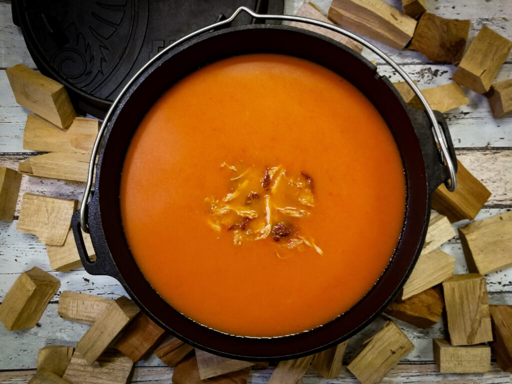 Tomaten-paprikasoep met pulled chicken