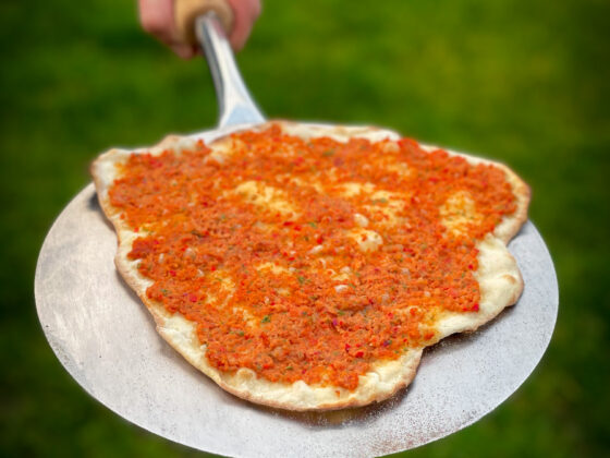 Turkse pizza met kalfsgehakt recept | BBQuality