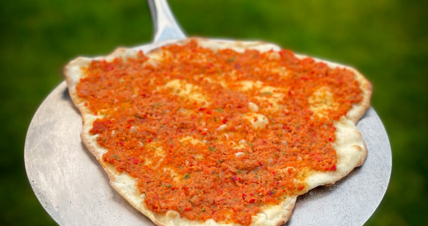 Turkse pizza met kalfsgehakt recept | BBQuality