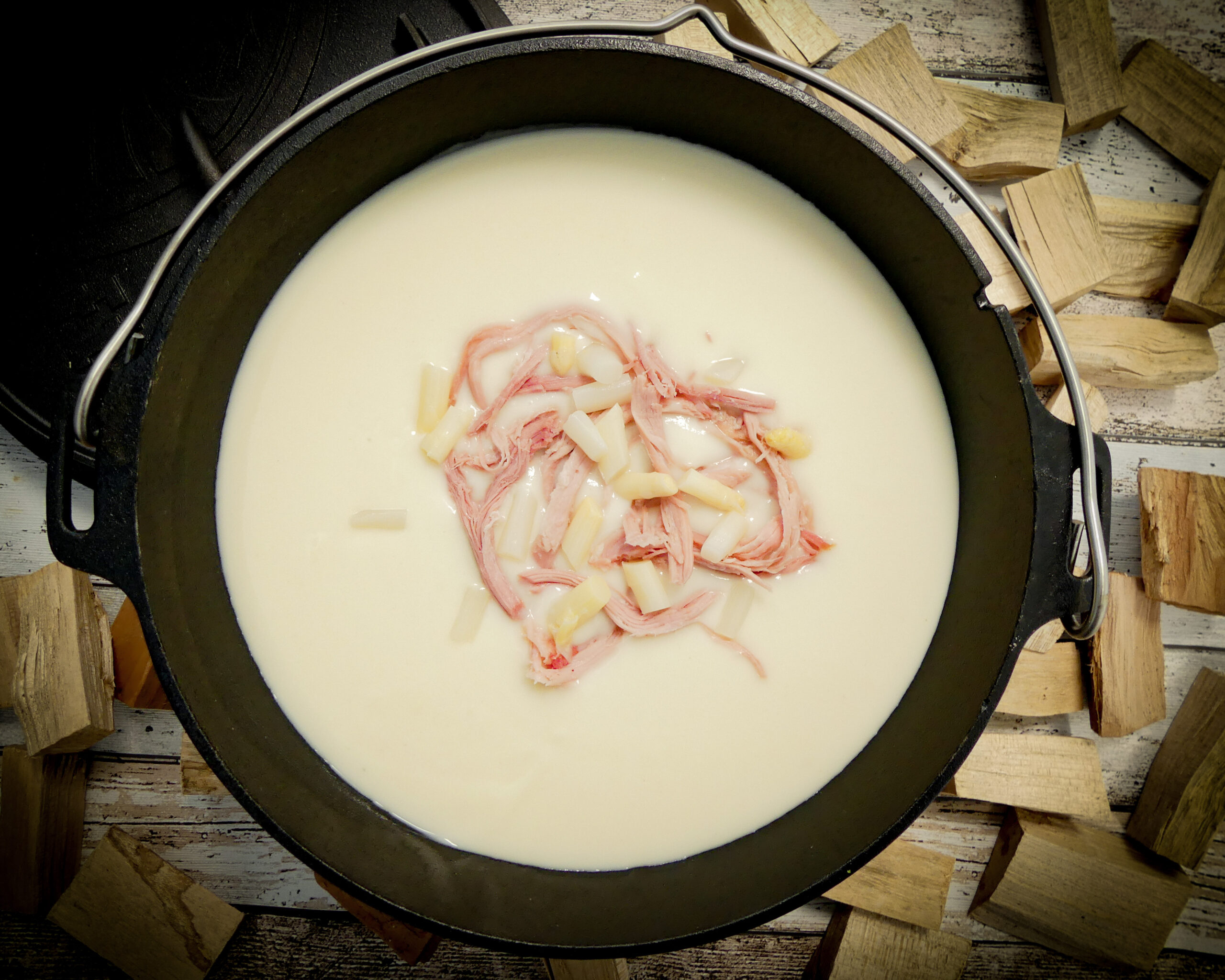 Aspergesoep met gerookte beenham