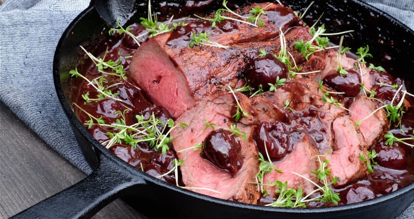 Hooi gerookt ossenhaas recept met kersen-chocoladesaus | BBQuality