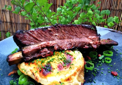 Short ribs met loaded potatoes recept | BBQuality