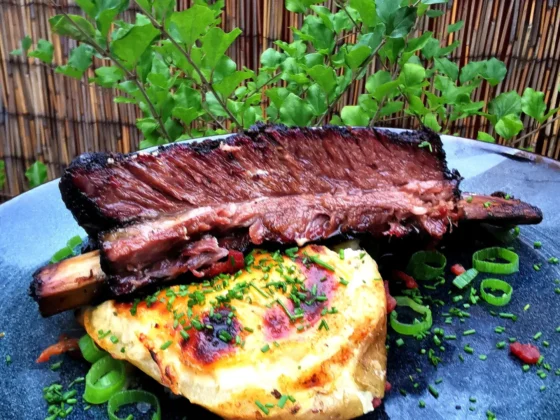 Short ribs met loaded potatoes recept | BBQuality