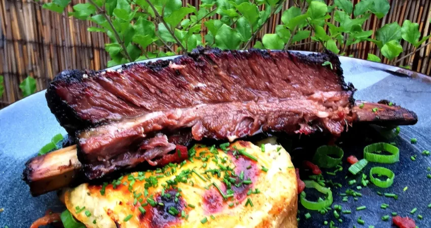 Short ribs met loaded potatoes recept | BBQuality