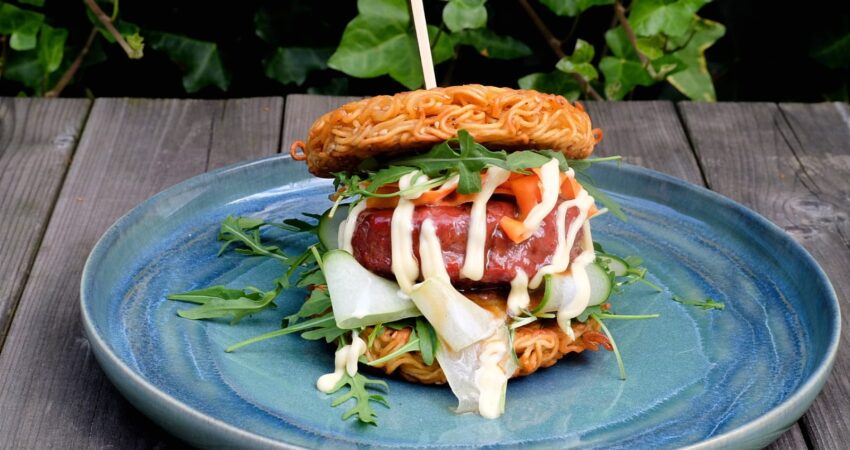 Teriyaki wagyu burger recept met noodle buns | BBQuality