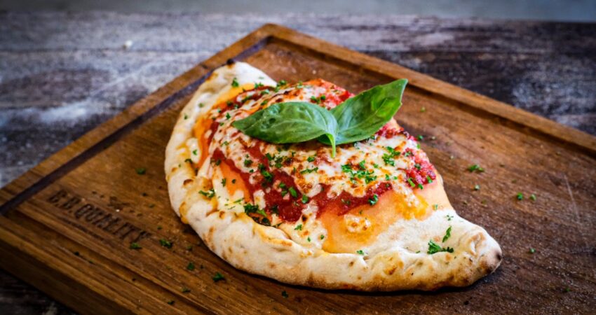 Pizza Calzone recept met pulled pork | Maikel | BBQuality