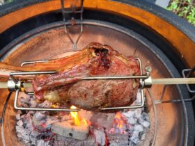 Angus tomahawk steak aan het spit recept | Bas | BBQuality