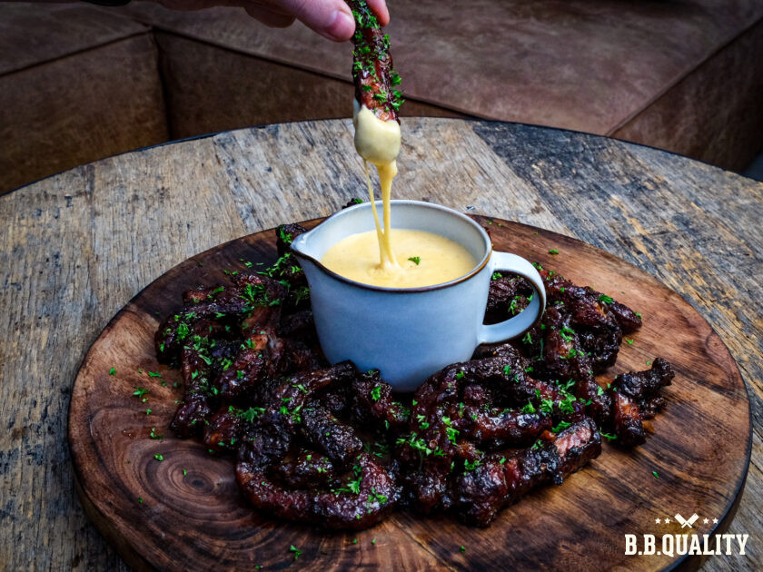 Iberico ribfingers met bier-kaassaus recept | MaikelsBBQ | BBQuality