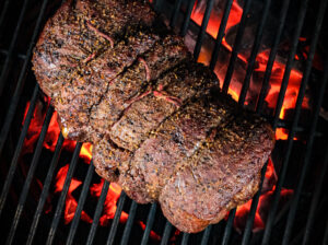 Bavette rollade pakket recept | maanvlees | BBQuality SPG rub | Serranoham | Formaggio Duro | Rolladetouw | Kenneth | Maikel | BBQuality