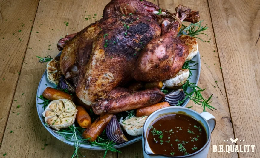 Perfect gebraden hele kalkoen op feestelijke kersttafel - Hoeveel vlees per persoon