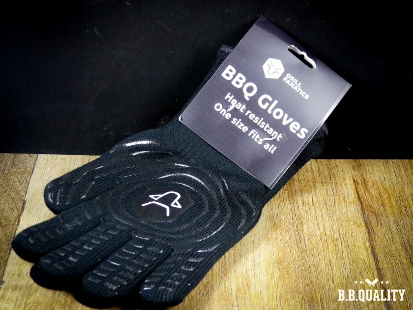 BBQ_handschoenen_hittebestendig_tot_250C_one_size_fits_all_met_silicone_grip_van_Grill_Fanatics_bij_BBQuality