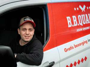 Bart-in-een-BBQuality-busje-om-bestellingen-te-bezorgen