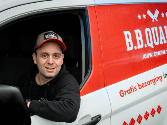 Bart-in-een-BBQuality-busje-om-bestellingen-te-bezorgen