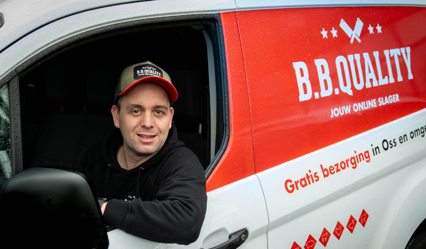 Bart-in-een-BBQuality-busje-om-bestellingen-te-bezorgen