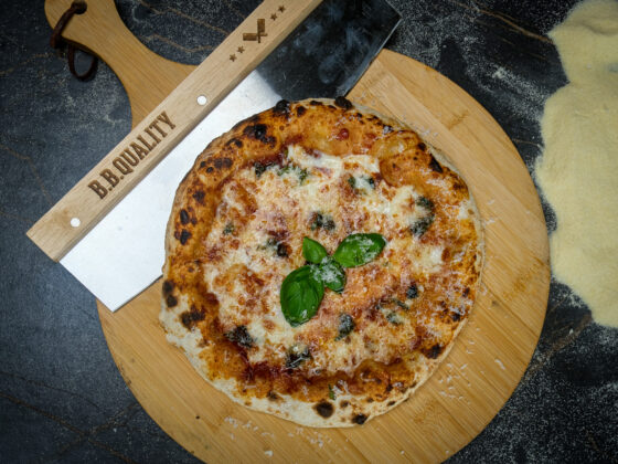 Paulo's Pizza Margherita | Pizzabollen | Pizzadeeg | Fior di latte – Geraspte mozzarella | Magazine | MaikelsBBQ | BBQuality