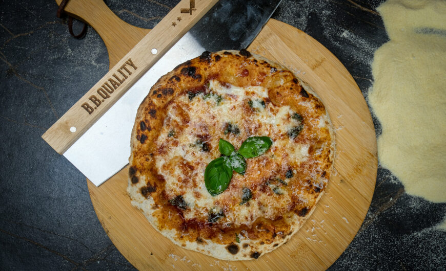 Paulo's Pizza Margherita | Pizzabollen | Pizzadeeg | Fior di latte – Geraspte mozzarella | Magazine | MaikelsBBQ | BBQuality