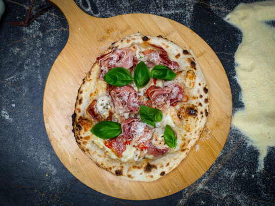 Pizza surf & turf recept | surf en turf | Pizzabollen | Serranoham | Pecorino Romano | Garnalen gepeld | BBQuality Italian Rub | Semola | MaikelsBBQ | BBQuality