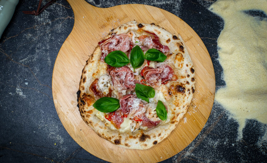 Pizza surf & turf recept | surf en turf | Pizzabollen | Serranoham | Pecorino Romano | Garnalen gepeld | BBQuality Italian Rub | Semola | MaikelsBBQ | BBQuality