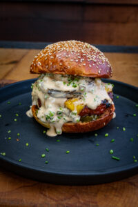 Cheeseburger recept met gekarameliseerde ui | Hamburgerbroodjes | Angus beef burgers | Cheddar | Angus & Oink Pigasus Rub | MaikelsBBQ | BBQuality