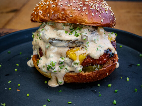 Cheeseburger recept met gekarameliseerde ui | Hamburgerbroodjes | Angus beef burgers | Cheddar | Angus & Oink Pigasus Rub | MaikelsBBQ | BBQuality