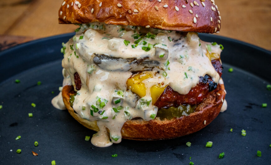 Cheeseburger recept met gekarameliseerde ui | Hamburgerbroodjes | Angus beef burgers | Cheddar | Angus & Oink Pigasus Rub | MaikelsBBQ | BBQuality