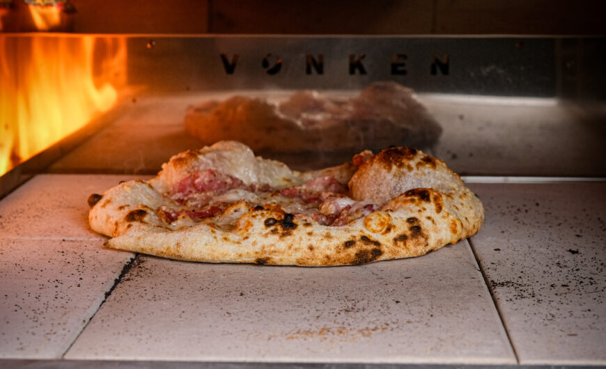 Pizza carbonara recept | Geraspte percorino romano | Fior di latte | Pancetta | Pizzabollen | Vonken Oven | Semola | MaikelsBBQ | BBQuality