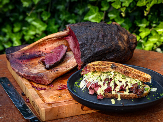 Bull’s wing pastrami recept | Sandwich | Angus & oink pastrami cure | Angus & oink pastrami rub | Rookhout/rooksnippers Eiken | MaikelsBBQ | BBQuality