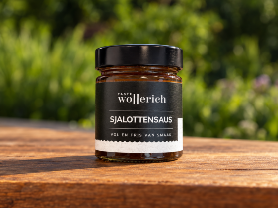 Pot Sjalottensaus Wollerich met zwart etiket en deksel op een houten tafel in een groene buitenomgeving