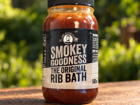 Pot Smokey Goodness The Original Rib Bath op een houten tafel in een groene buitenomgeving
