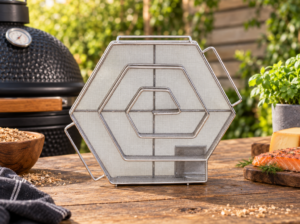 Cold Smoke Generator naast een kamado met rookmot, gerookte zalm en kaas