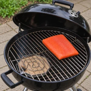 Cold smoke generator met rookmot onder het rooster met zalm in een zwarte barbecue met halfopen deksel