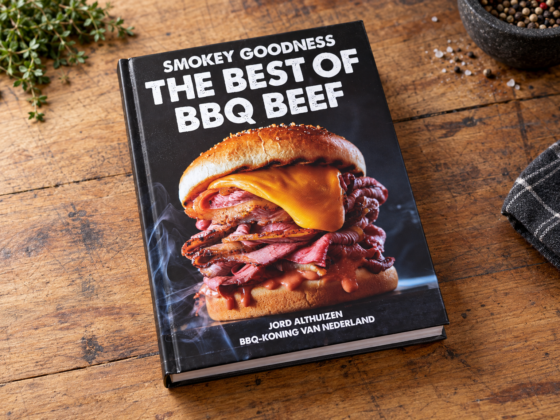 Hardcover kookboek The Best of BBQ Beef van Smokey Goodness met een broodje rundvlees op de omslag
